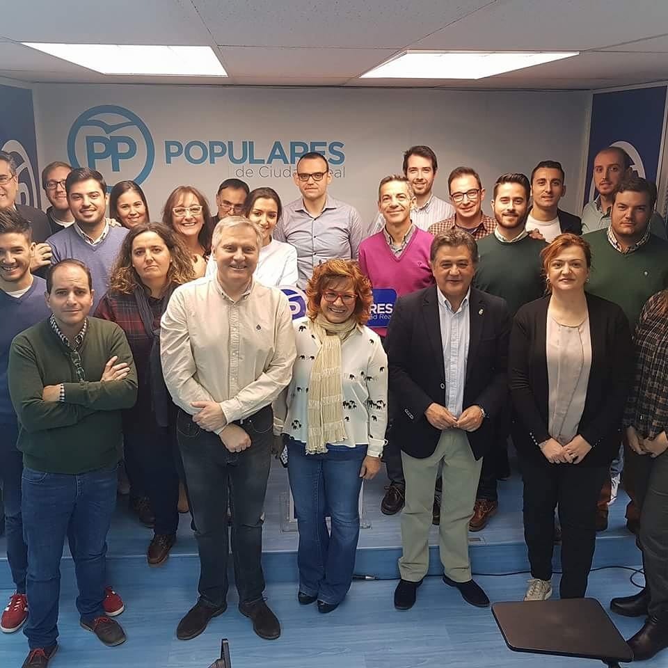 📸La vicesecretaria de Comunicación del PP de Castilla-La Mancha, Carmen Riolobos, ha mantenido una reunión de trabajo con una representación del PP de Ciudad Real encabezada por el presidente del PP de Ciudad Real, Francisco Cañizares.