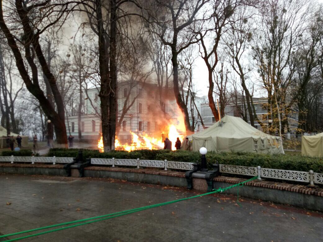Под Радой сгорела палатка, пострадавших нет, - Нацполиция - Цензор.НЕТ 2827