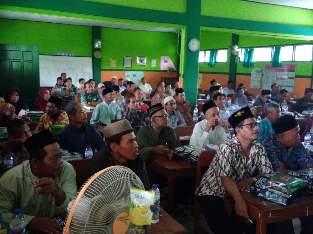SyafiAM_NU's tweet photo. Alhamdulillah, Antusiasme para Kyai, Ustadz, &amp; Tokoh Masy dlm Konsolidasi RANCAK (Relawan #CakImin ) Balongpanggang @KabGresik . Tekad Bulat  @cakimiNOW  Wapres 2019. https://t.co/N64xXlxnqr