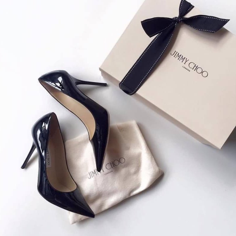 sato___02's tweet photo. 新しい靴👠買っちゃったー💕
.
派手なカラーも良いけど
やっぱり黒は安定だな😳😳 https://t.co/zsZyidRDPi