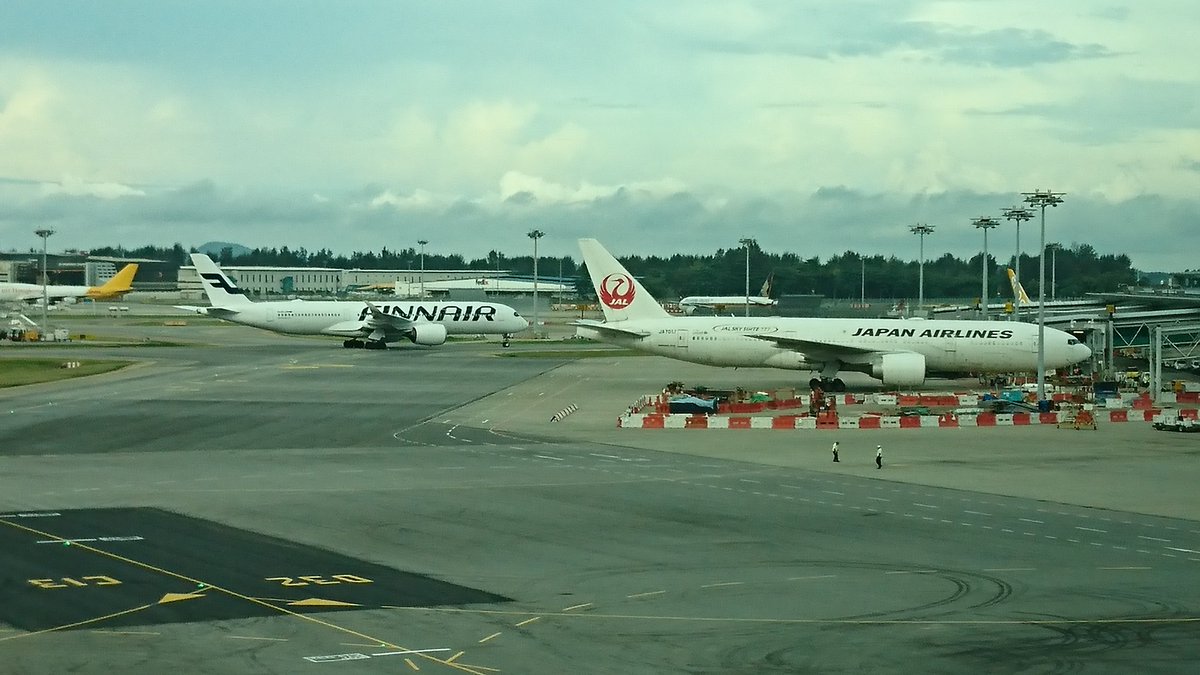 しまやん 羽田 からの Jal37 便が チャンギ国際空港 に到着しました 帰りの Jal36 便 この飛行機になります 後ろには ヘルシンキ からやって来た フィンエアー の A350 も Jal 77 0er Ja701j Finnair Oneworld T Co Zkknoo6568