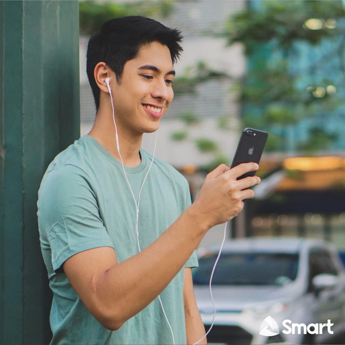 SmartNewsroom's tweet photo. iPhone 8, iPhone 8 plus now within reach with Smart’s affordable plans (via @LionhearTVNet) Check out plan details here: https://t.co/AVAXC5tcP0 #SmartiPhone8 https://t.co/JpV9xbvv9C