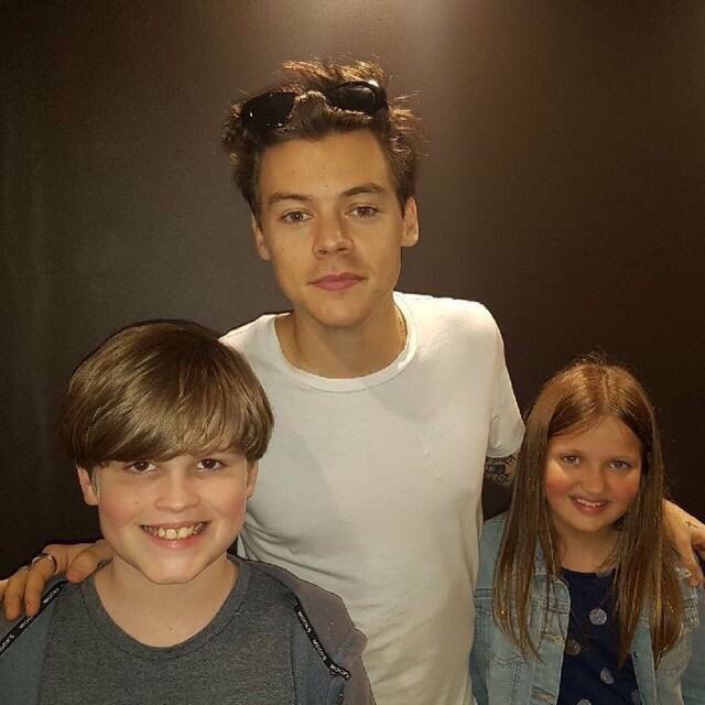 Roberta71503668's tweet photo. Harry oggi a Sidney con due piccoli fans.

26 Novembre 2017 @Harry_Styles 💚 https://t.co/bohveTZuPg