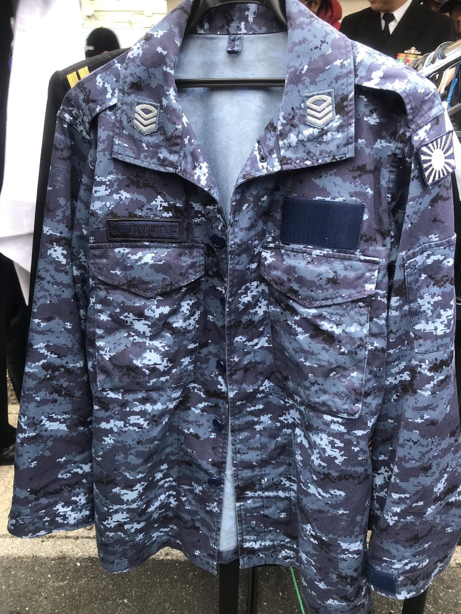 歴代の自衛隊装備 海自の展示コーナーにあった陸上戦闘服 2形 材質 洗濯表示ともに陸自の迷彩服と一緒 そのかわりに制電 対赤外線加工の表記はありませんでした 築城基地 官品