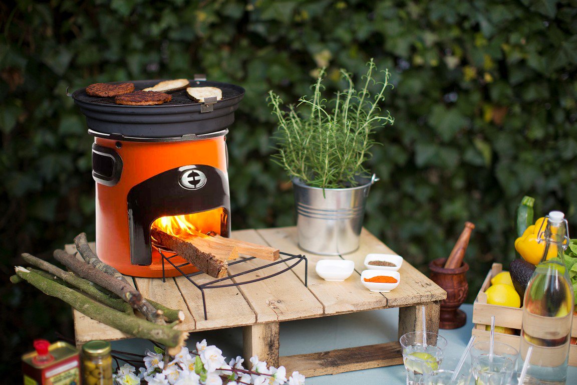 Het leukste cadeau om te geven en te krijgen. De combi kook en BBQ set van #envirofit.  Duurzaam buitenkoken en bbq'en met sprokkelhoutjes als brandstof. ow.ly/aEO930gOBrr
