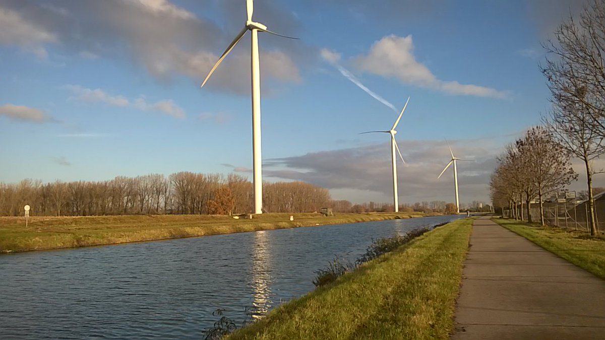svenvervloet's tweet photo. #vrtweer Sven Vervloet / Lot-Beersel / Kanaal Brussel-Halle / zondag 26 november 9u21 #zonderfilter #microsoftsmartphone https://t.co/sWrlPpLHhT