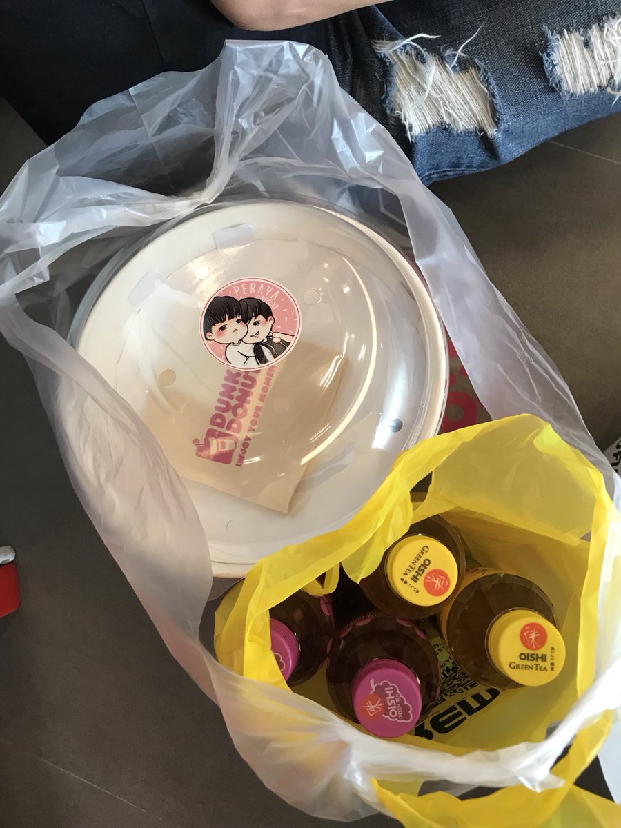 สำหรับ คริส และ สิงโต ขอบคุณโดนัทและเครื่องดื่มจากผู้ใหญ่ใจดีด้วยนะคะ 🙏🏼