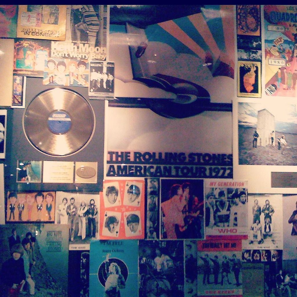 atheen's tweet photo. One of the best walls I’ve seen in a venue, great collection! #musicvenue #wallofawesome #thewho #therollingstones https://t.co/e40isGaAY2 https://t.co/crr5rkAfcf