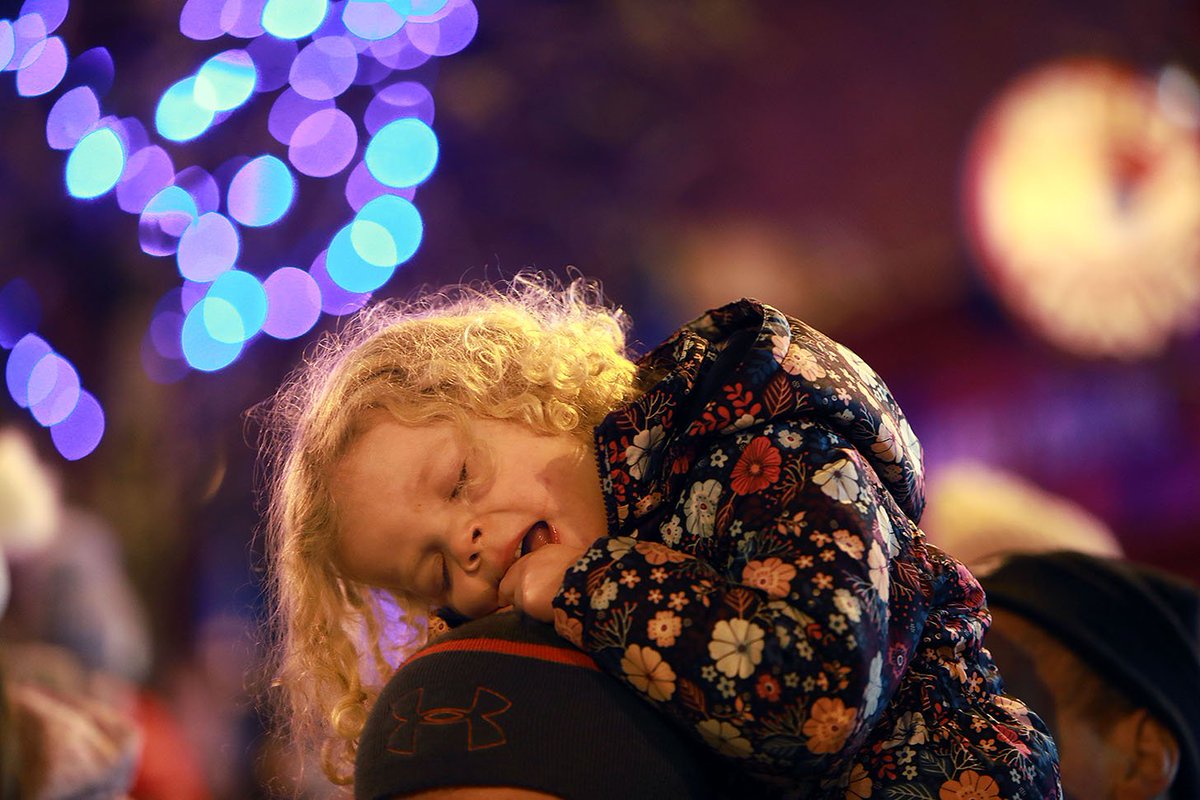 valphoto's tweet photo. The Magic of #Christmas has begun in #lovekillarney annual parade &amp; switching of the lights Truly Magical well done @KlyChamber @countykerry https://t.co/ZM1UhHK6d2
