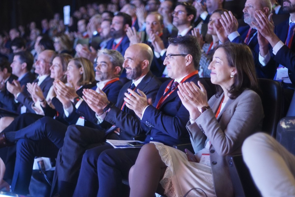 AMcongreso's tweet photo. Claves para sobrevivir como empresa en una nueva era. Hay múltiples incertidumbres y retos presentes y futuros en la sociedad y la economía y ese fue el objetivo que se planteó en #AM2017, que este pasado jueves congregó a medio millar de empresarios https://t.co/IJlvqw7X1t https://t.co/8u8BiEFxzR
