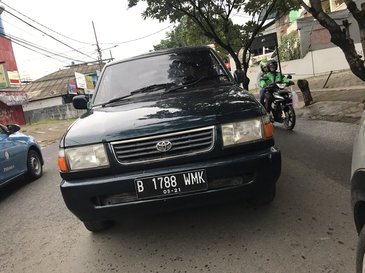 HATI-HATI dengan mobil Kijang capsul B 1788 WMK ini!!!! Nyetirnya sangat berbahaya!!!! Barusan mepet mobil saya di sekitar RC Veteran arah Bintaro.. #TMCJakarta