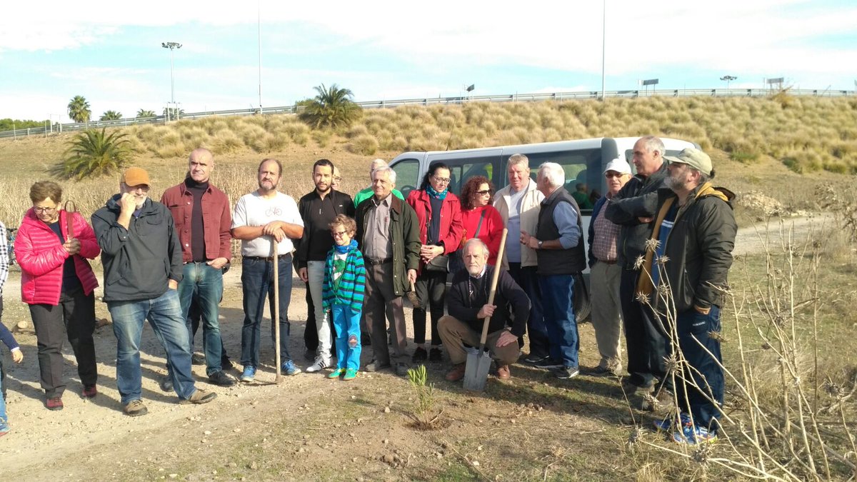 iusevillaciudad's tweet photo. 🌳 En la plantación ciudadana reivindicativa para que el parque de Tablada sea una realidad cuando antes. Por una Tablada Verde y Pública 🌿 https://t.co/ow5B4USOf1