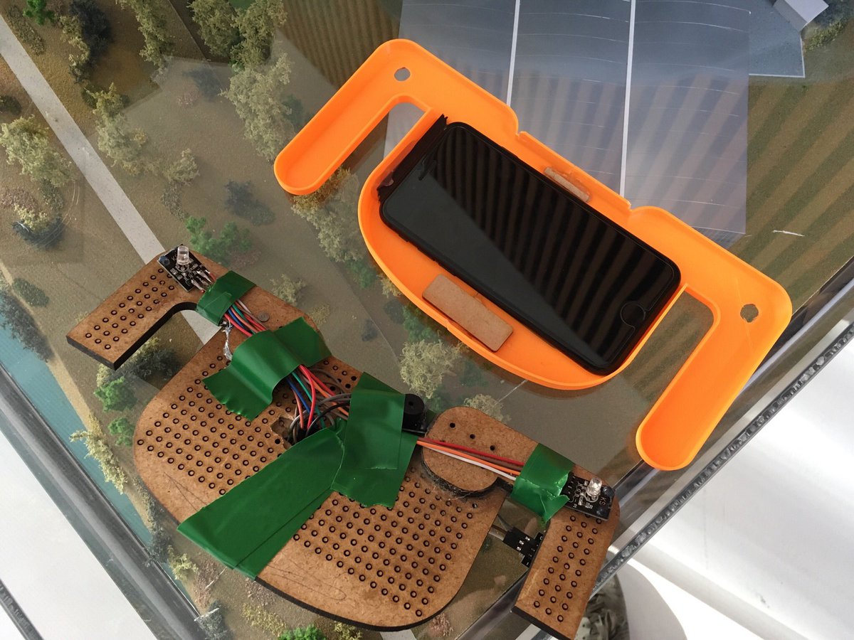 alex_brtl's tweet photo. Le volant connecté, Traust (« confiance » en islandais), est terminé ! #hackathonUTC @hackathonutc https://t.co/wvbqAaSrKH