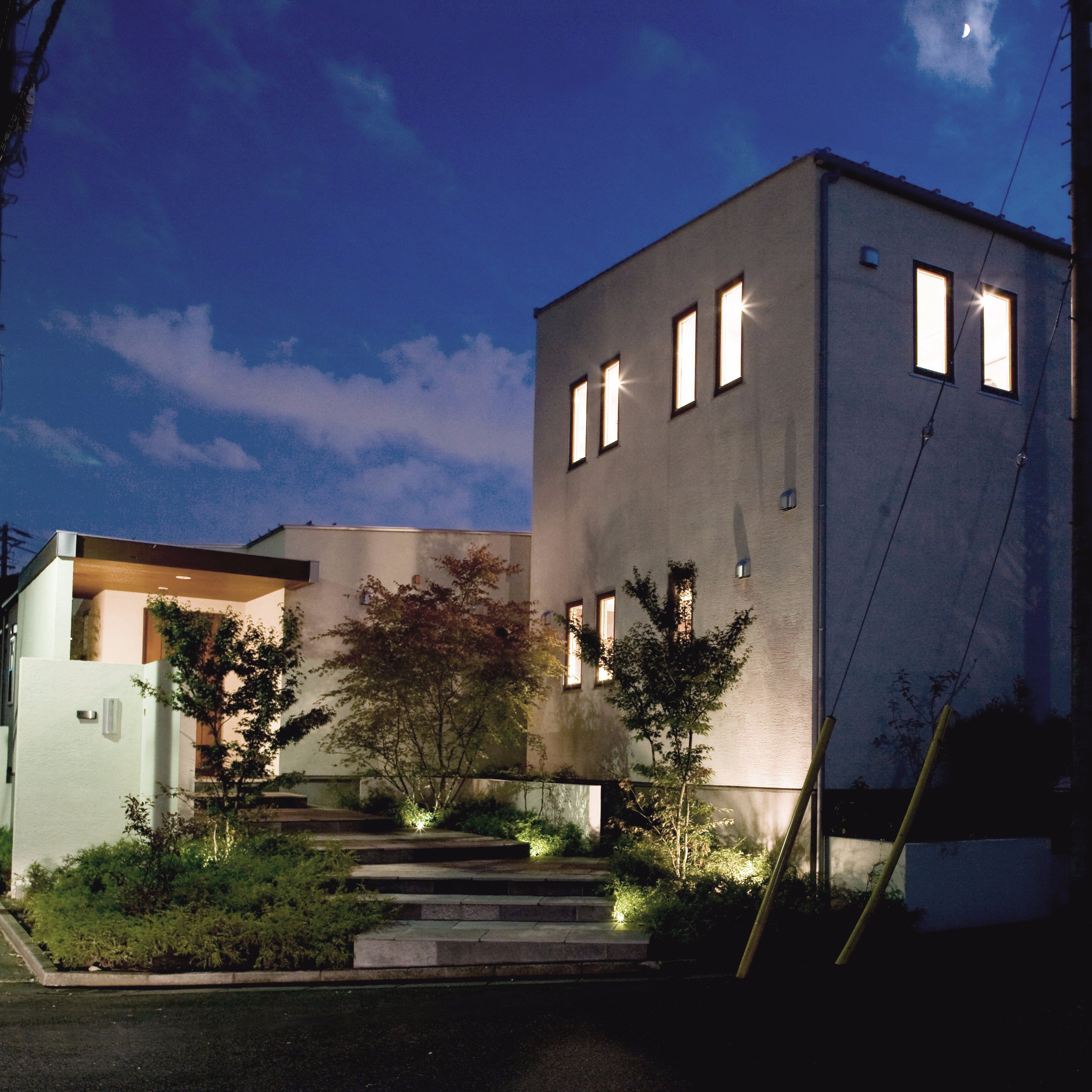 Timber Yard ティンバーヤード Lt House Gt 千葉市稲毛区稲丘町にある Inaoka House 閑静な住宅街にひっそりと佇む ビルトインガレージ 2世帯住宅の当店モデルハウスです 奥の平屋は親世帯の住まいをイメージ 前面には贅沢なアプローチが
