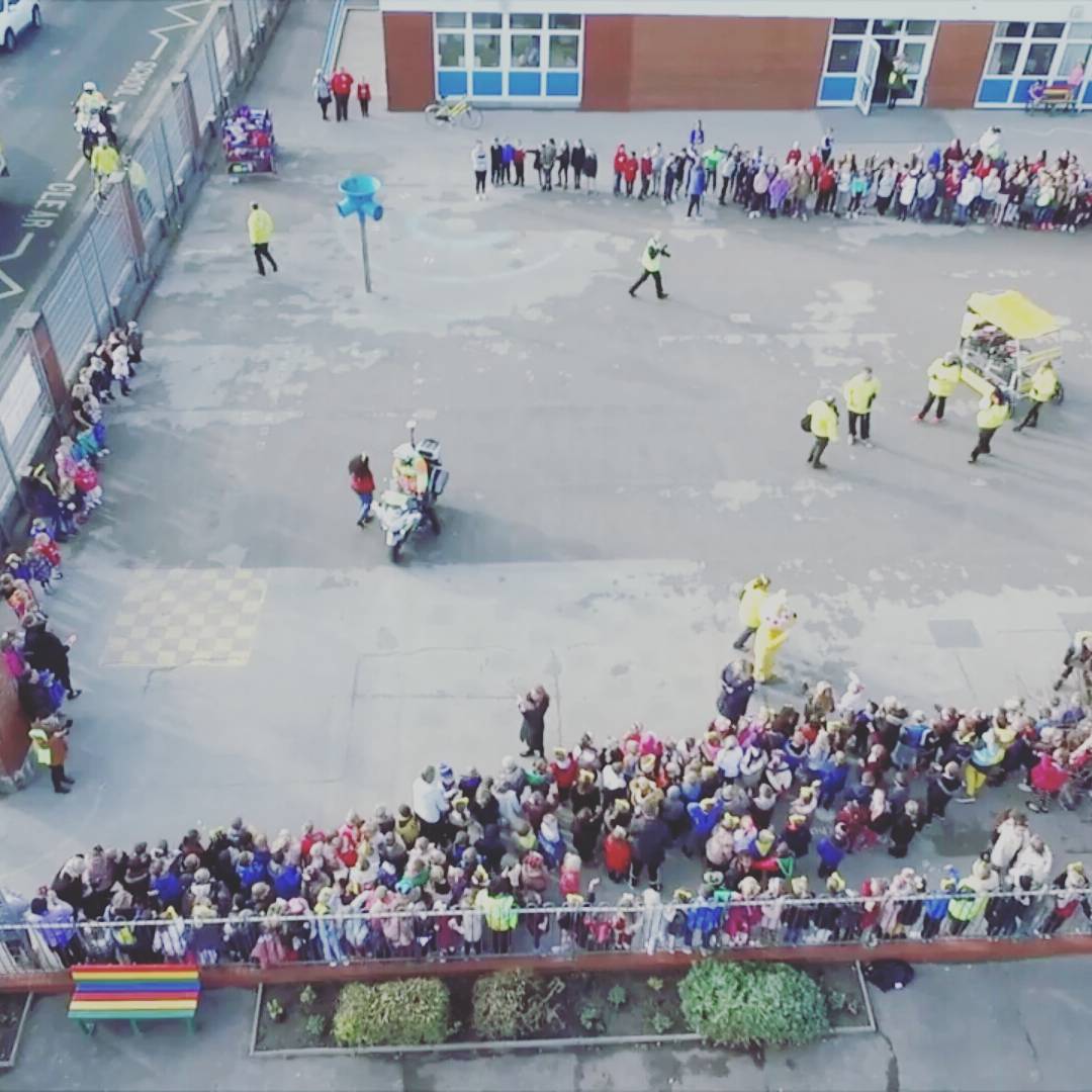 PBS_band's tweet photo. Last week had the great privilege of Children in need.with BBC Radio Lancashire John Gillmore &amp; Roseacre Primary Academy Blackpool for THANKYOU❤🌻 https://t.co/yl8hQxu4hA @rightrecordings #perfectbluesky #giveyoumylove  @Gillylancs @BBCLancashire https://t.co/srpXDd3Wbb