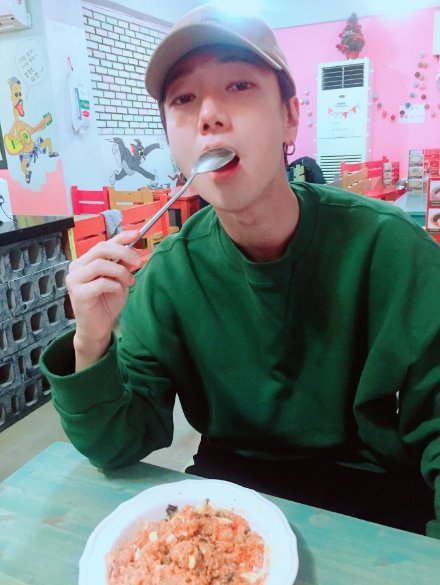 SJTunisianELF's tweet photo. 171126|| #yesung IG update :
It's been a while, a peaceful day with my boring dongsaeng ... 🍓
#Kondae  #MouseRabbit  #UncleDeolsaeFirePotPizza https://t.co/2gywtbBRvf