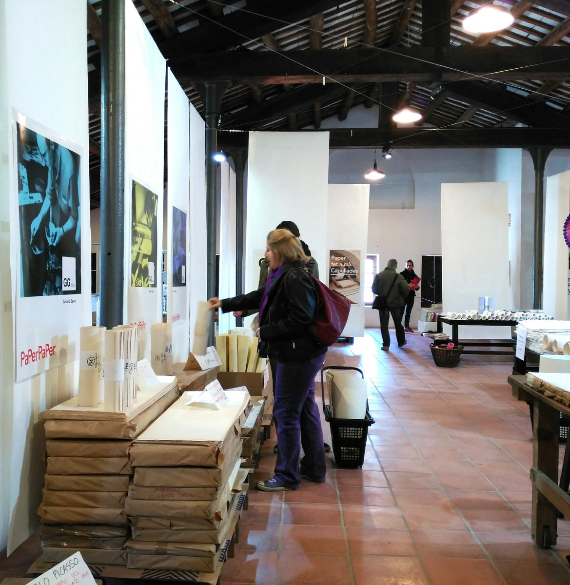 editorialgg's tweet image. Seguimos en el outlet #PaPerPaPer del @mmp_capellades! Papel antiguo de alta calidad y gramaje en oferta. Hoy gana el fabricado para #Miró!