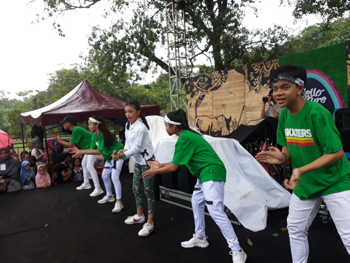 hellonatureID's tweet photo. Penampilan spesial Naura di hari terakhir Hello Nature 2017. Terima kasih kepada semua pengunjung yang telah hadir di Hello Nature 2017.

#HelloNatureID 
#Greenersco
#KembaliKeAlam
#KembaliKeYangBaik https://t.co/13CwnVRXd2