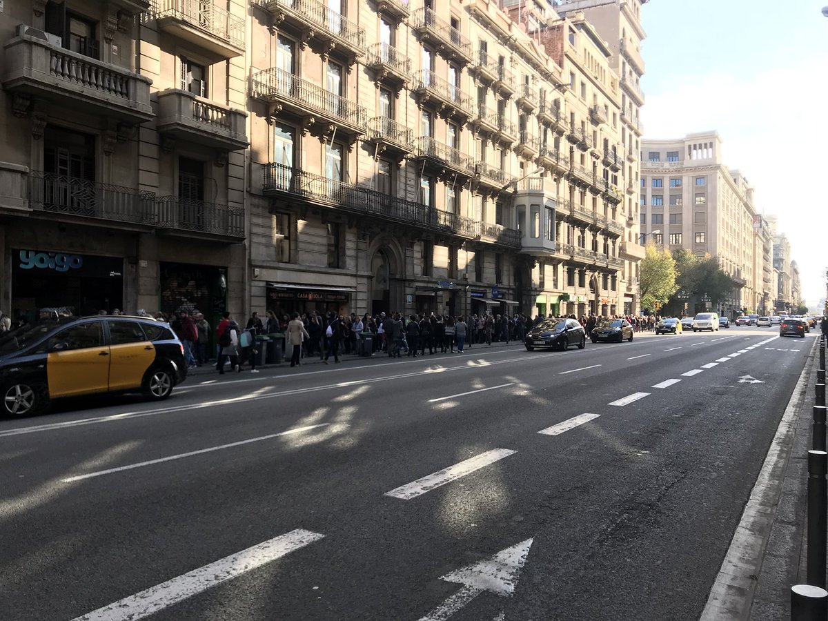 ParejaImperfect's tweet photo. Hoy es día de Puertas abiertas en el Palau de la Música. Lo malo que la cola llega hasta la catedral 😓 #PortesObertesPalau https://t.co/1aQVZJYkN8