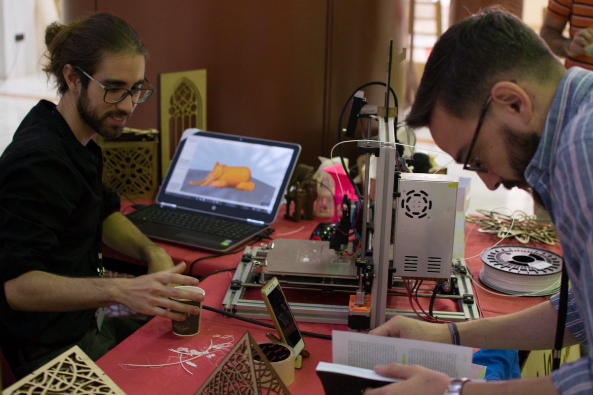 fablabsevilla's tweet photo. Nos han llegado las fotos oficiales del pasado @TEDxUSevilla. Qué buen trabajo de los estudiantes organizadores. Y de nuestro colaborador @elchicotripolar, que sin su ayuda el fablab de la @unisevilla  no hubiese estado tan bien representado. https://t.co/JRfRhTnCwC