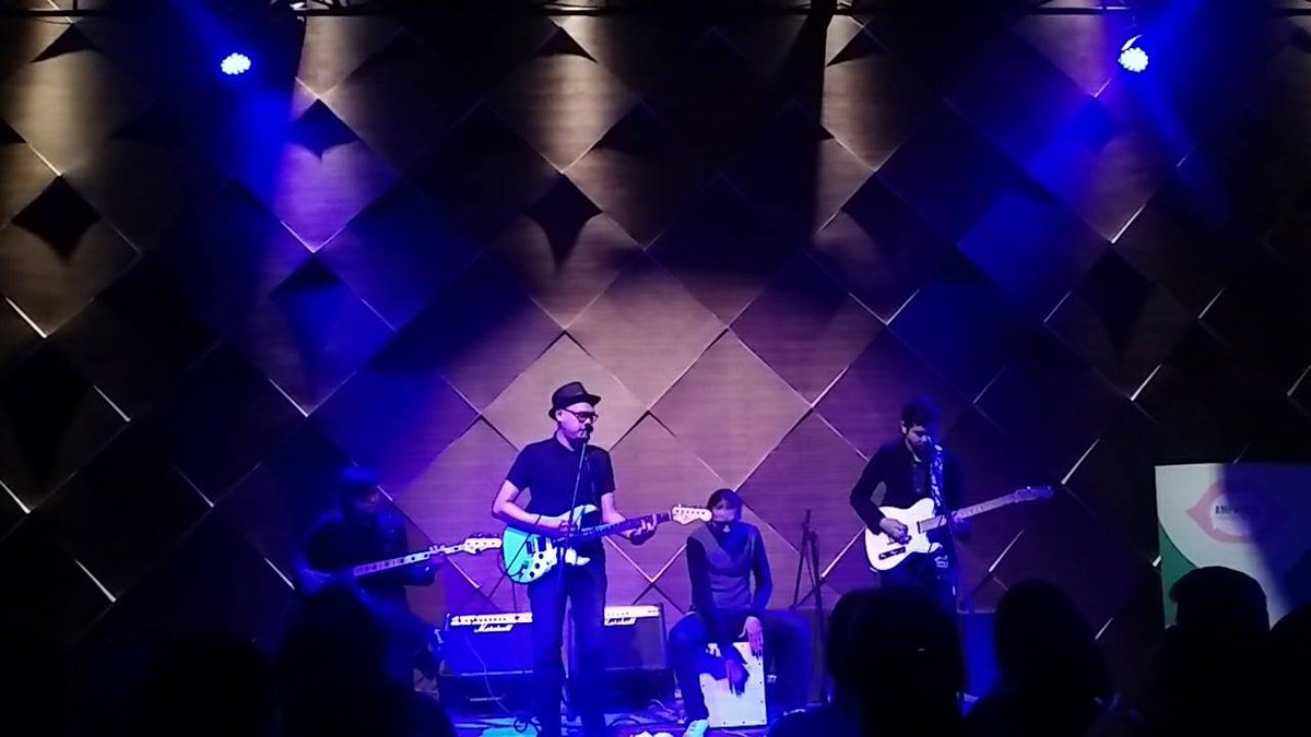 SGMusicPH's tweet photo. SG at BGC Arts Center! Congrats UNA x Ampalaya Monologues last night! xx #BGCArtsCenter #ChampionsofPassion #UNAProductions #SG #SGMusicPH #WalangSIningNaMadali https://t.co/3kjukP9uqQ