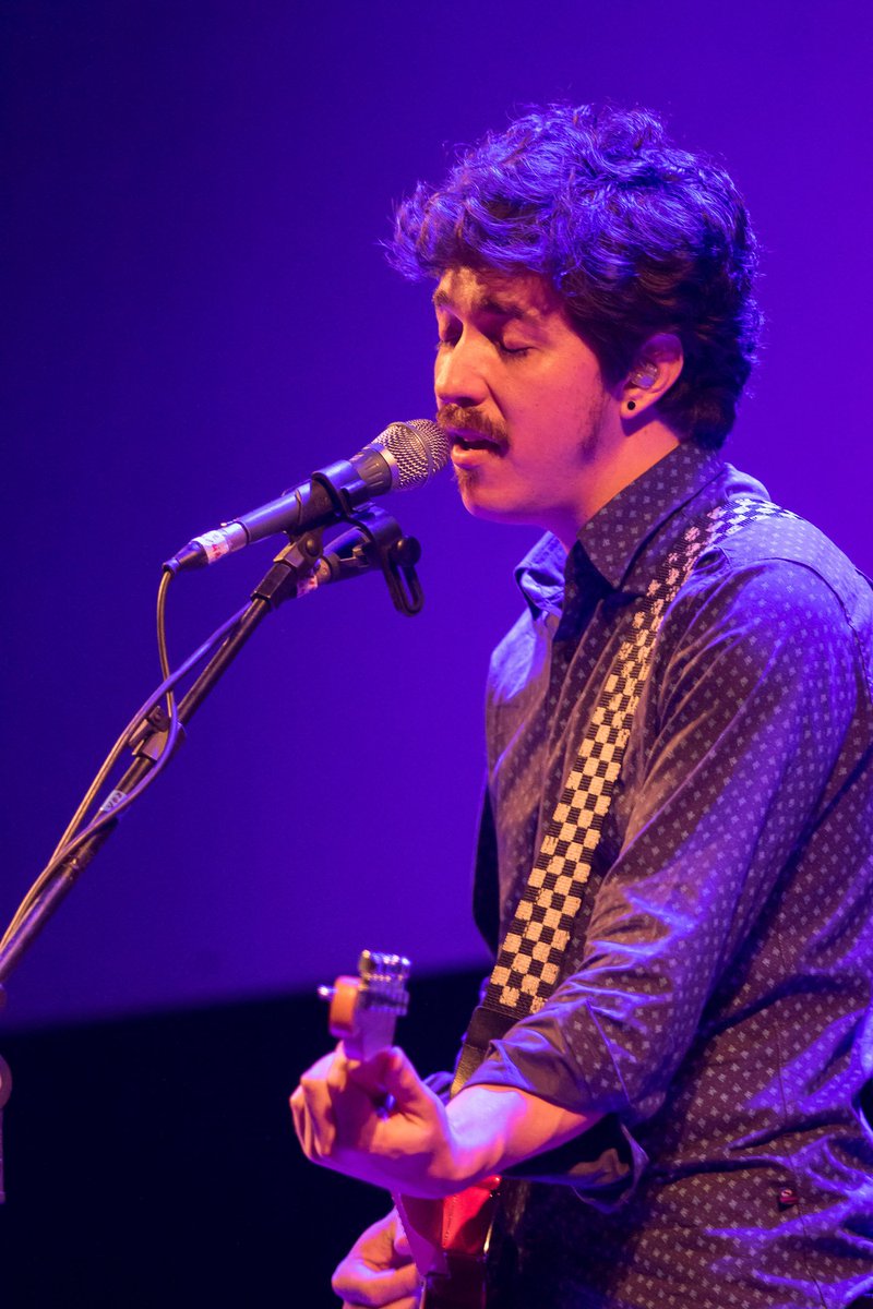 forumdasletras's tweet photo. 🎵 Cine Vila Rica iluminado, com releituras e arranjos musicais de poemas de Drummond. 🎤 Foi essa a energia que Pedro Morais nos trouxe para o show "Poemas Noturnos", atração realizada pelo Sesc no Fórum das Letras! 🎶 #30AnosSemDrummond #SentimentoDoMundo 📷 Carol Reis https://t.co/fgMOddSxjF