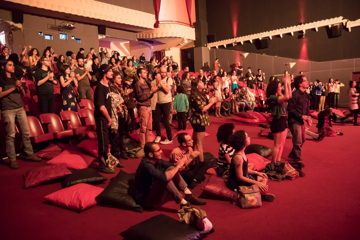 forumdasletras's tweet photo. 🎵 Cine Vila Rica iluminado, com releituras e arranjos musicais de poemas de Drummond. 🎤 Foi essa a energia que Pedro Morais nos trouxe para o show "Poemas Noturnos", atração realizada pelo Sesc no Fórum das Letras! 🎶 #30AnosSemDrummond #SentimentoDoMundo 📷 Carol Reis https://t.co/fgMOddSxjF