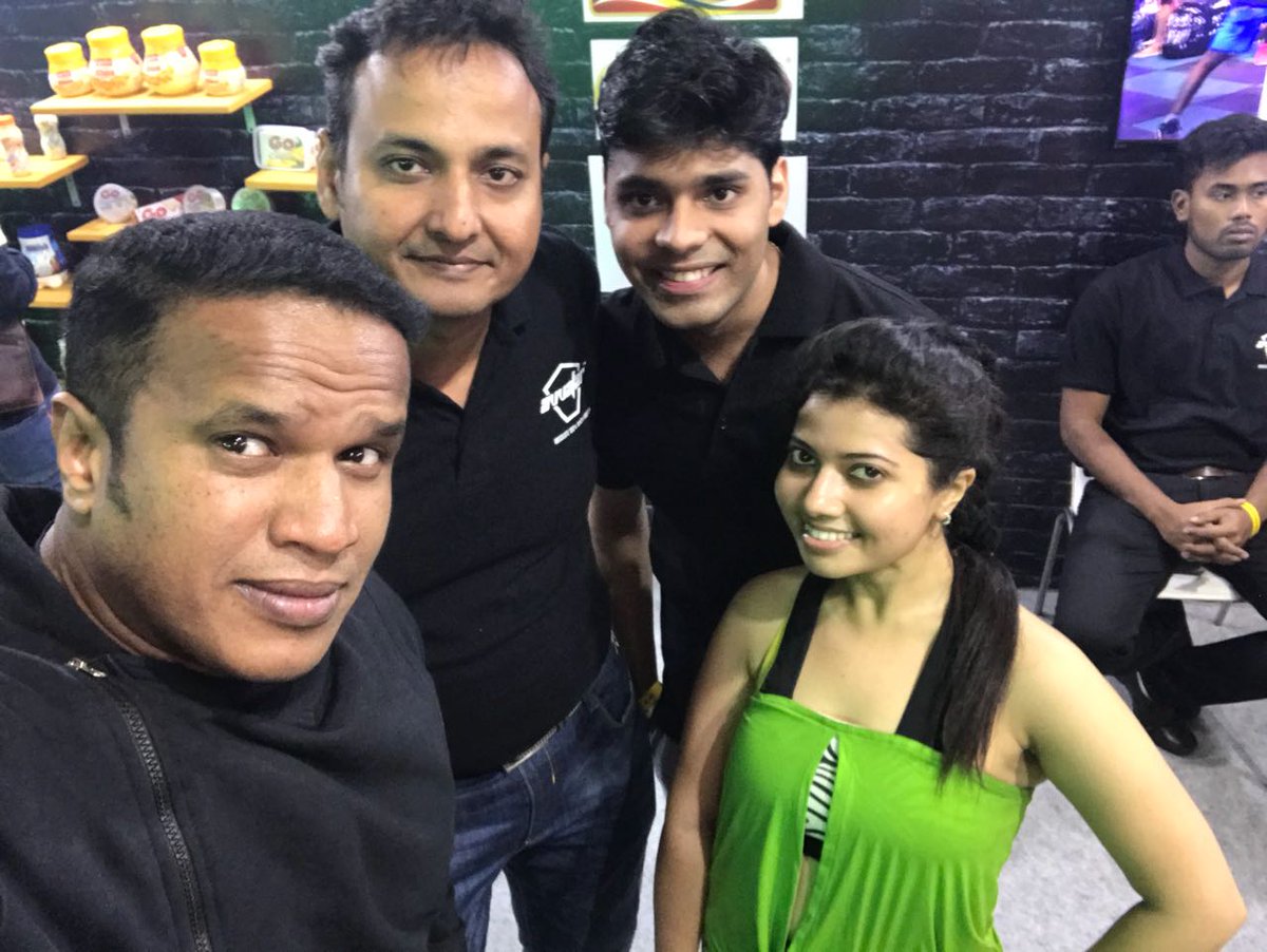 AvvatarIndia's tweet photo. The #Avvatar booth at #TheFitExpo2017 in Kolkata witnessed some serious action with fitness enthusiasts being challenged for push-ups. And, the winners did take it all with a bagful of #wheybetter Avvatar Whey Protein!
#ReconstructYourself #Fresh #Pure #Fitness #Pushups #Workouts https://t.co/aYgJ9lRbun