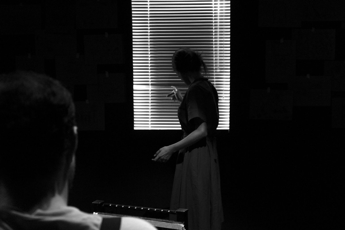 "Belki daha önce karşılaştım onunla. Eğer yakından görürsem belki de tanırım. Şimdi gitmezsem hiç ögrenemeyeceğim."
"Sandalye"yle bölünmeye ve bölmeye devam ediyoruz.
1 Aralık Cuma 20.30 @AsmaliSahne1 
Gişe: 0212 243 3720
biletix.com/etkinlik/UPK53…
#tiyatro #tiyatro70DK #oyunagel