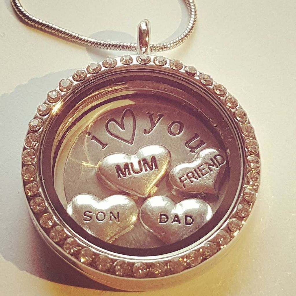 Angel_Lockets's tweet photo. All the important people in one keepsake... #memorylocket #lockets #christmas #giftideas #handmadejewelry #handmade #memories #love #family #mum #forever #necklace #jewelry #jewellery #son #hearts #charms #ukbiz #bossbabe #angel #northernangel https://t.co/hdDsXIAeJi https://t.co/SkrEExvbfl