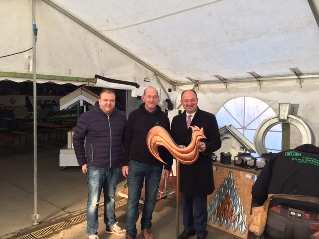 wborsus's tweet photo. A l'occasion de la Journée de l'artisan, visite de l'entreprise Toitures Bruno Georges. Très très belle entreprise familiale et un énorme savoir-faire depuis 7 générations #jda2017 https://t.co/PvT8e9mc7w