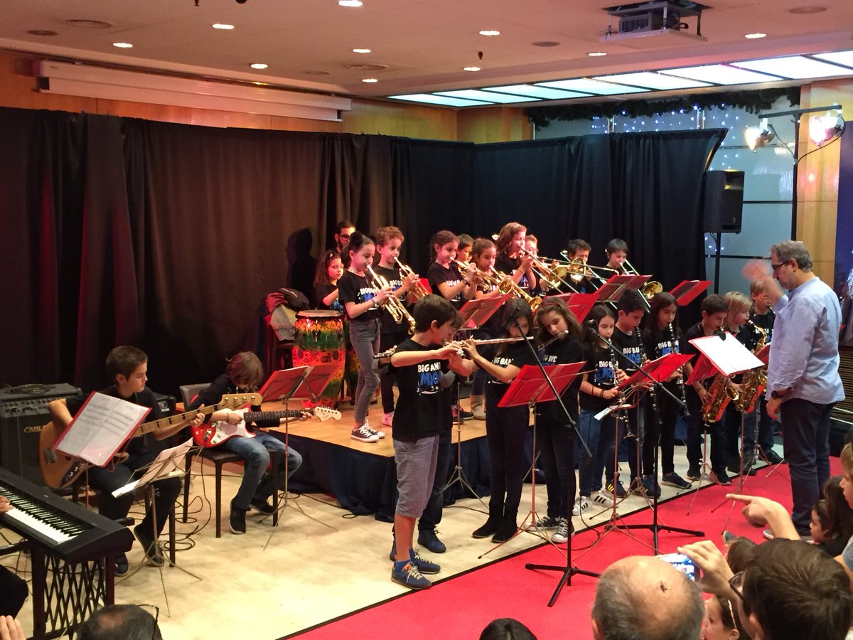petitsmusics's tweet photo. Arrenca la #BigBandMoon amb la seva versió d’’Amazing Grace’ i ‘The Flintstones’ https://t.co/k6e6MyzoAV