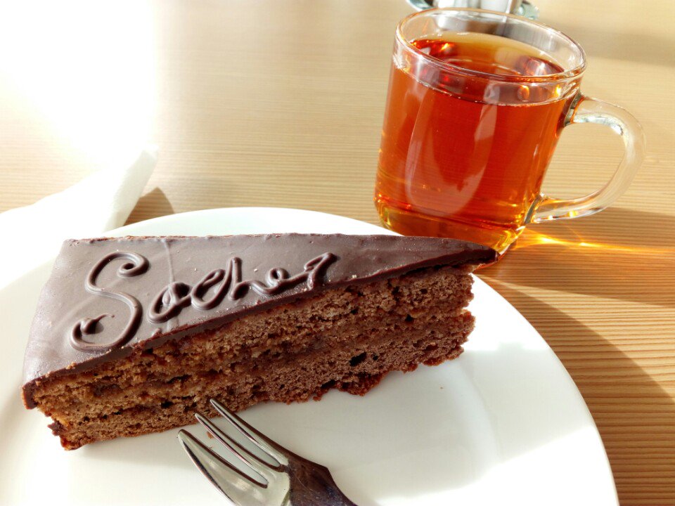 Sergej_Ivanov's tweet photo. #Sachertorte und #Jagatee in der #Schweiz.
#Powder #Skifreaks #Pause https://t.co/68Aahlb43a https://t.co/F7mNTdXm0U