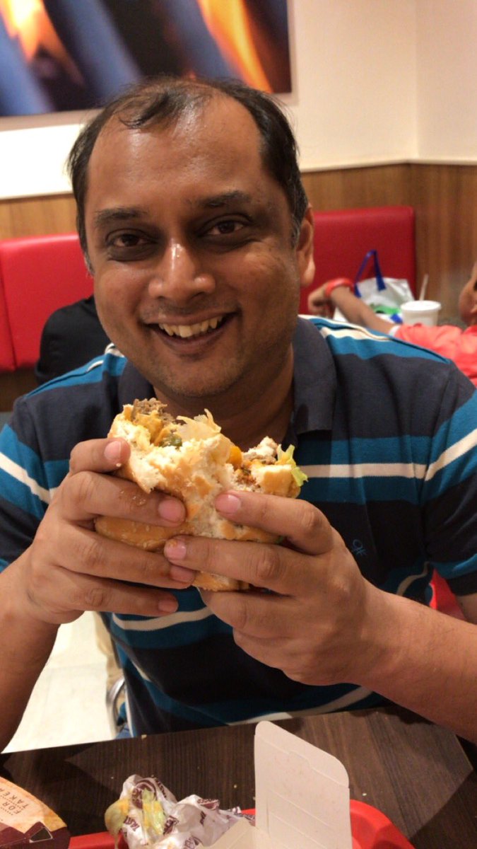 Finelychopped's tweet photo. When you go malling and managed to spot the shoes you want and then a burger that makes you smile despite the crumbly bun
#BossBurger #MessyIsGood #muttonmania https://t.co/74KCBjRPer