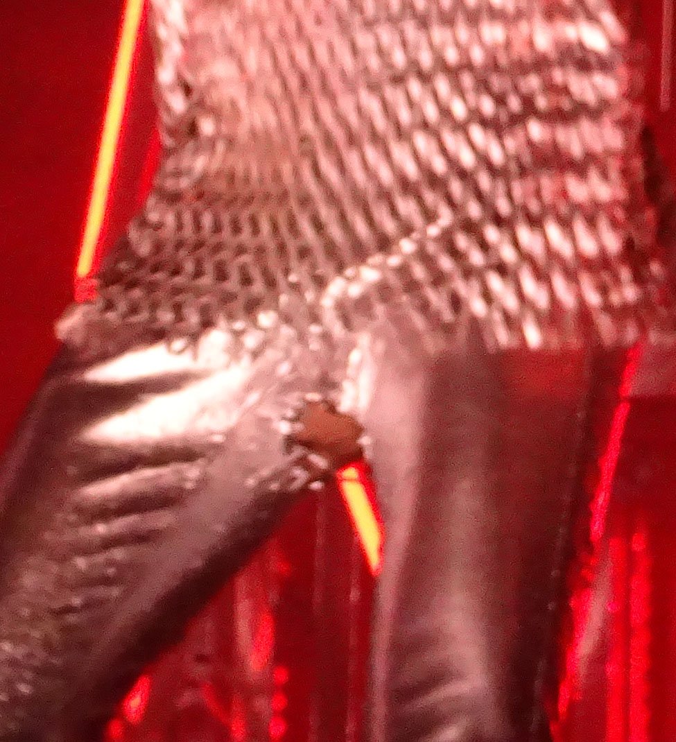 Alien_4_8_3's tweet photo. I've just noticed (one week later) that I took Bill's hole in photo 😂😂
You're welcome 😂 #dmnancy #dreammachinetour @tokiohotel https://t.co/iOwGPiIJ3o