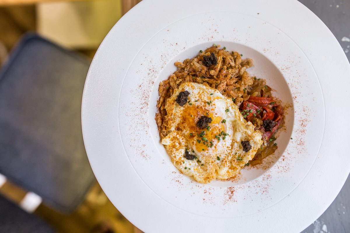 Explosión de sabor en un sólo plato: camarones fritos con huevos de corral trufados y pimientos asados #LaMarCanalla #foodporn #comer