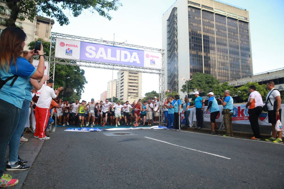 PDVSA's tweet photo. 🇻🇪🏃Vicepresidenta Ejecutiva de PDVSA @maribelparradem acompaña a los deportistas que se encuentran en la carrera  #10KUnidosPorLaPazyLaVida https://t.co/XjX2JDBQfb