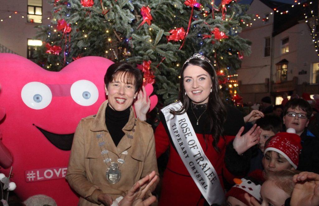 Traleetodaynews's tweet photo. PHOTOS: Tralee is looking spectacular after the Christmas lights were switched on yesterday. See what the streets look like here... https://t.co/oHsdhD8GCH https://t.co/Ho5AjsB7kE