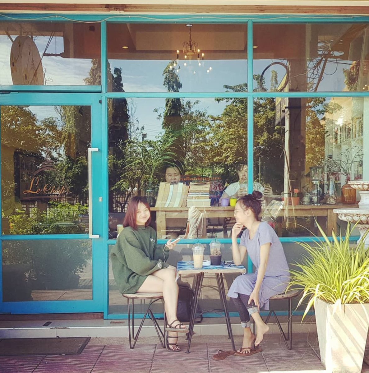 settakarn's tweet photo. เลอ เจดีย์ ร้านขนมไทยที่ในปัจจุบันหาทานยากมากแล้ว ไม่ว่าจะเป็นจ่ามงกุฎที่ยังใช้เมล็ดแตงโมคั่วกับน้ำตาลในการทำ หรือทองเอกที่กว่าจะได้ส่วนผสมที่ลงตัวพร้อมเสริฟนี่ต้องปั้นต้องคลุกกันนาน ที่นี่ยังเสริฟพร้อมกับกาแฟรสดี หรือชาต่างๆอีกด้วย พิกัดร้านถนนหลังพระ จ.นครปฐม @aroii #NickiAroi https://t.co/GRsnMVPue6