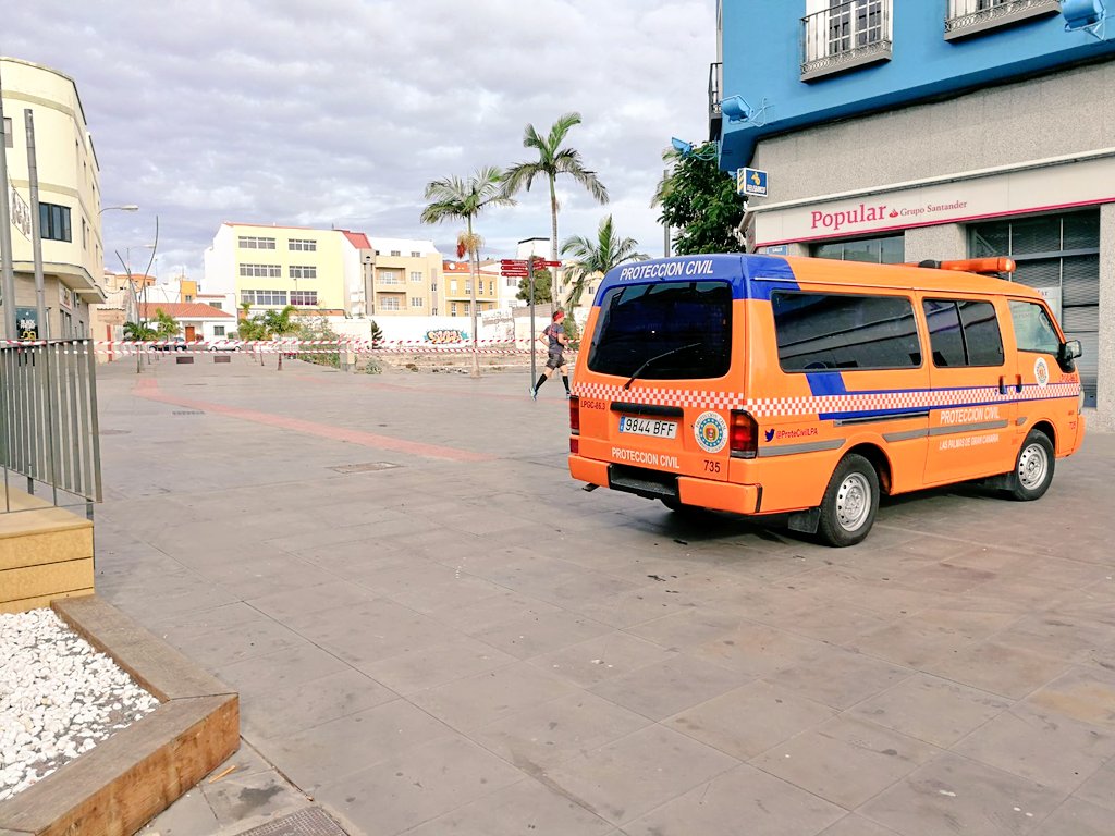 ProteCivilLPA's tweet photo. Esta pasando, 10 efectivos y 2 unidades @ProteCivilLPA colaboran con #PCStaLucia en dispositivo seguridad y emergencias de la #GranCanaria Media Maratón Memorial Alcalde Camilo Sánchez que se celebra en circuito urbano por #Vecindario https://t.co/VYBgcdk1ZH