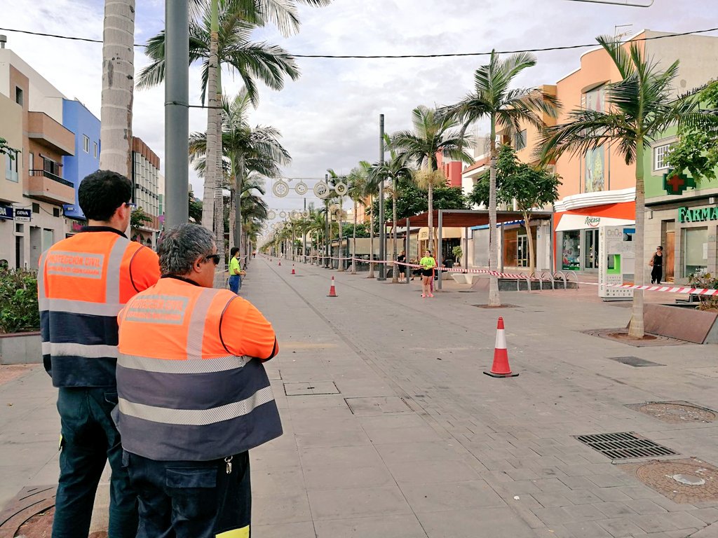ProteCivilLPA's tweet photo. Esta pasando, 10 efectivos y 2 unidades @ProteCivilLPA colaboran con #PCStaLucia en dispositivo seguridad y emergencias de la #GranCanaria Media Maratón Memorial Alcalde Camilo Sánchez que se celebra en circuito urbano por #Vecindario https://t.co/VYBgcdk1ZH