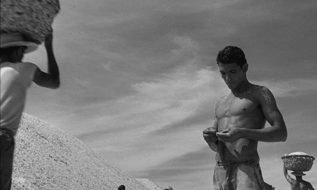 En 1959, la película documental "Araya" de Margot Benacerraf logra el Premio de la Crítica en el Festival de Cannes. Y en #TresCinematografía estamos apoyando la producción de un documental sobre Madame Cinema. #LosTRESCuriosos