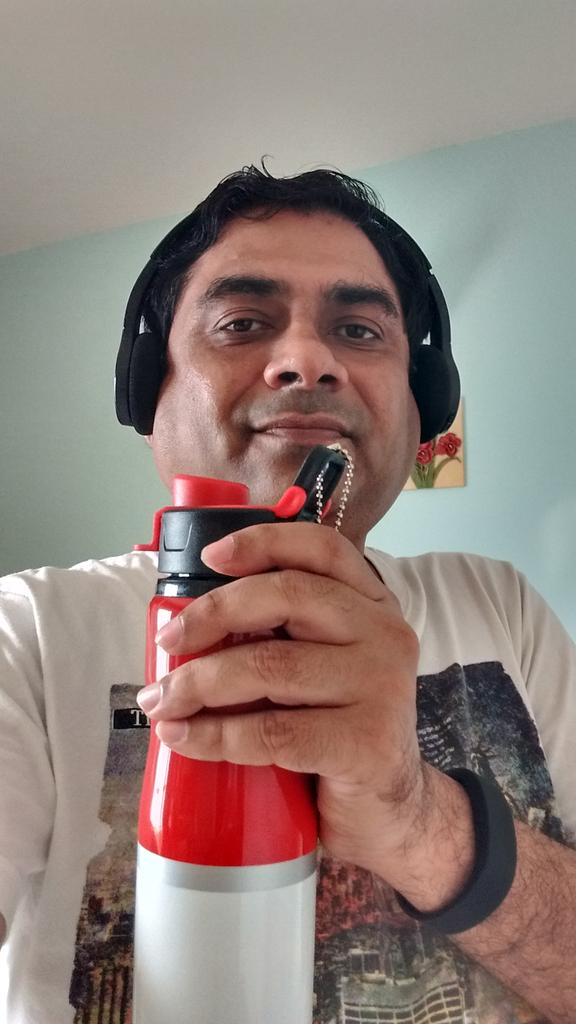 kartiksaysnow's tweet photo. @CignaTTKHealth @contests2share @contestmantra @Contest_in @Contests_Hub @thefreejinn @IBVVMM @ibhomeloans @mandybedi @RahulBose1 #Clickathon #Activity3 My running #buddy my Bluetooth headset that helps me run and increases my performance. #IBVVMM #MakingOfYourRun https://t.co/tCh2D9tQJp