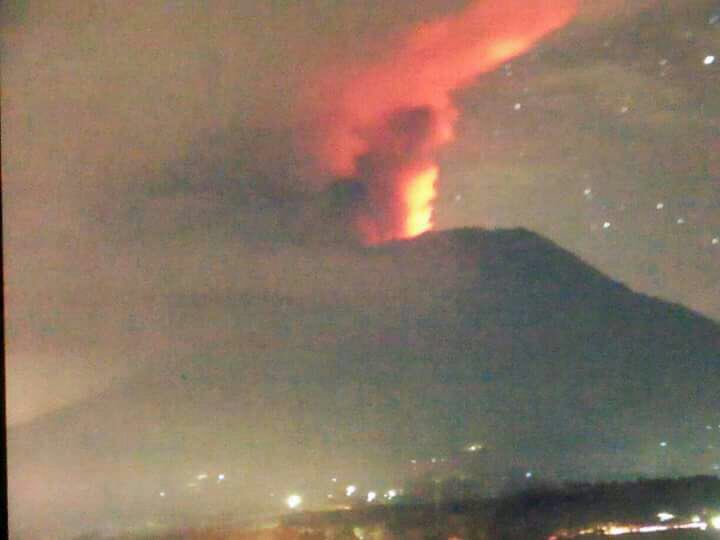 Api dan cahaya kemerahan pada asap saat erupsi 25/11/2017 pukul 23:00 WITA dipengaruhi oleh lava yang keluar dari kawah Gunung Agung. Sejak tadi malam tipe erupsi adalah magmatik yang terus berlanjut hingga sekarang. Sudah bukan freatik lagi. #BaliTetapAman #GunungAgung #Bali