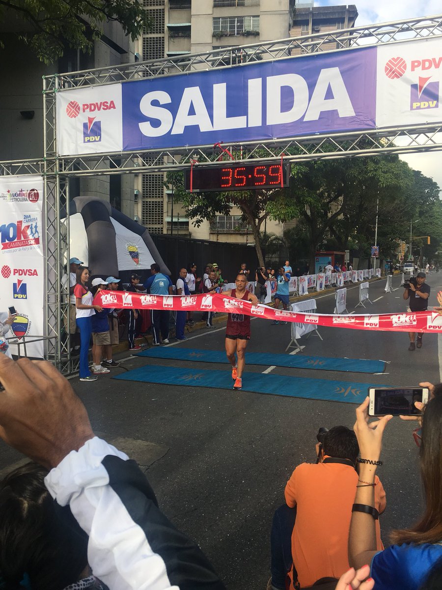 PatriaColectivo's tweet photo. 🏃🏻‍♂️🏃🏻‍♀️ Llegan los primeros corredores #10KUnidosPorLaPazyLaVida https://t.co/eZURxUXE3V