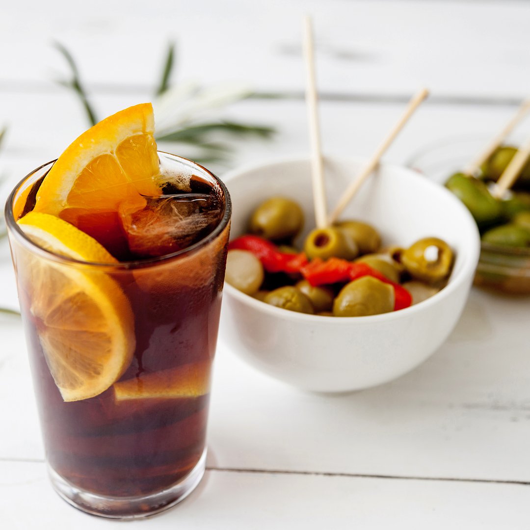 roche_es's tweet photo. ¿No perdonas el vermut de los domingos? ¡Estupendo, aprovecha este momento para dar un DO y ayudar a pacientes con #CáncerDePulmón! #FelizDomingo 😉 #DaTuDo https://t.co/QJs633nETT https://t.co/u5H4XRJWs9