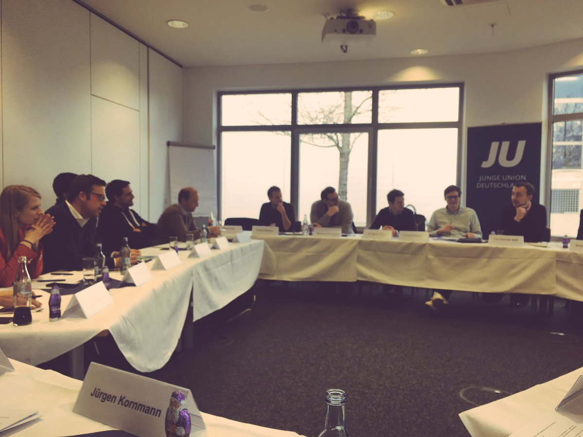 JU_Wolfsburg's tweet photo. RT: Junge_Union / Nach dem #DLR17 geht's weiter mit der Sitzung des JU-BuVo. https://t.co/BjDjHOGlGl
