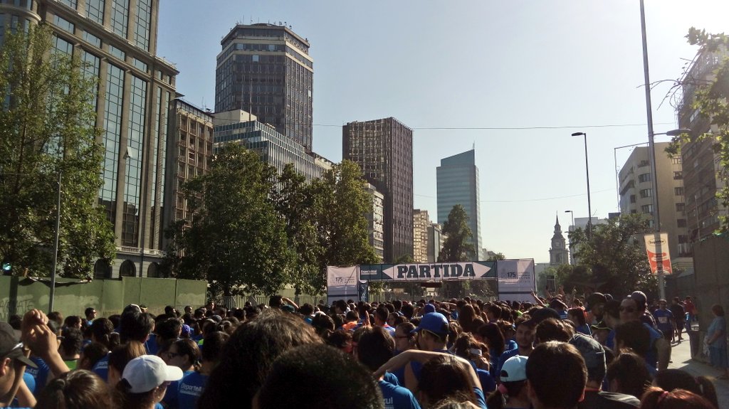 mgsRun's tweet image. A poco de iniciar Corrida Deporte Azul Universidad de Chile desde su Casa Central. Masiva concurrencia. Éxito a tod@s!!