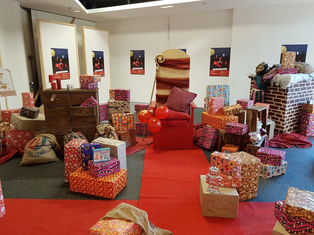 Vol verwachting klopt ons hart........Vandaag (vanaf ongeveer 14.00 uur) komen Sinterklaas en zijn Pieten naar ons winkelcentrum en maken we er een # Mooie Zondag van. 
Tot zo!