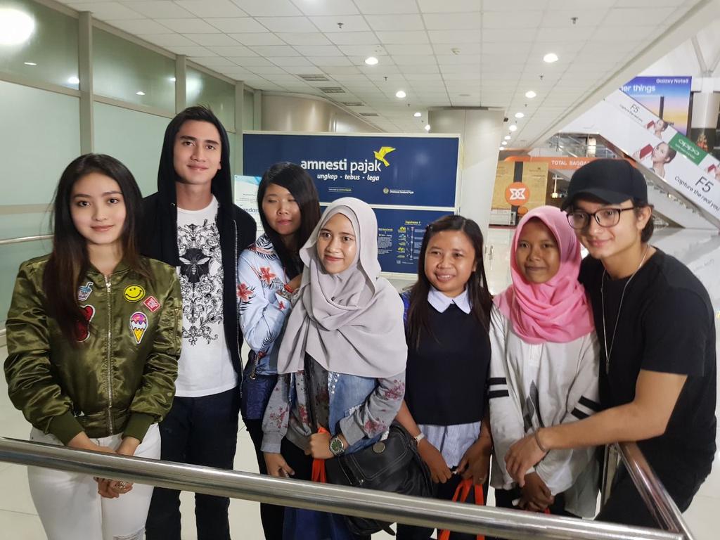 SCTV's tweet photo. Kelima pemenang kuis #MnGSiapaTakutJatuhCinta mengantar kepergian @15natashawilona @BramastaVerrell dan #BryanDomani untuk kembali ke Jakarta. 🛫
🙏 terima kasih Surabaya kalian keren! 😆😘 https://t.co/6N5YyPGMjS